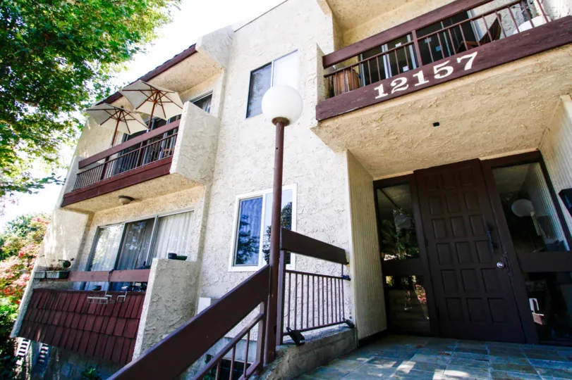The entrance into 12157 Moorpark St located in Studio City