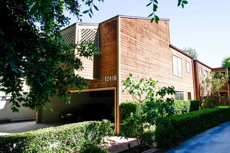 The landscaping seen around 12416 Moorpark St in Studio City