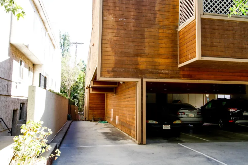 The walkway beside 12416 Moorpark St in Studio City