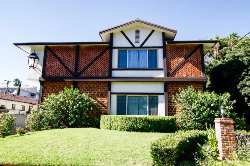 The building at 12803 Bloomfirld St in Studio City