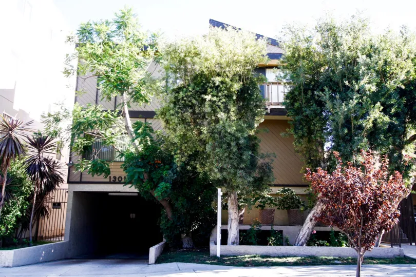 The building at 13012 Valleyheart Dr in Studio City