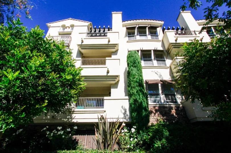 The building at 4202 Whitsett Ave in Studio City