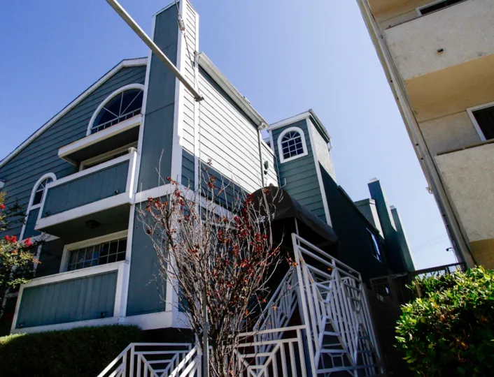 The building at 4211 Arch Dr in Studio City