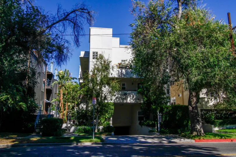 The building at 4212 Whitsett Ave in Studio City