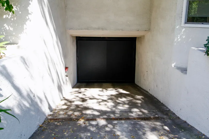 The parking for 4212 Whitsett Ave in Studio City