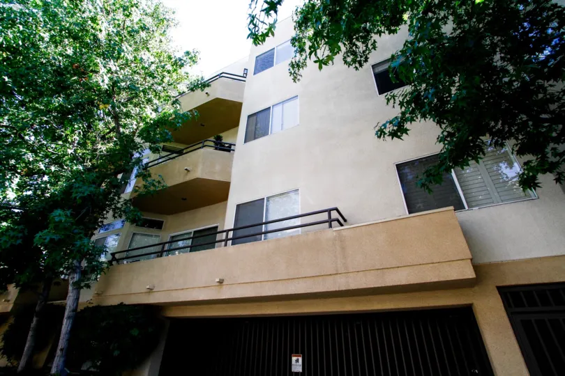 The parking for 4230 Colfax Ave in Studio City