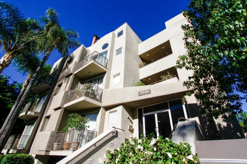 The building at 4236 Longridge Ave