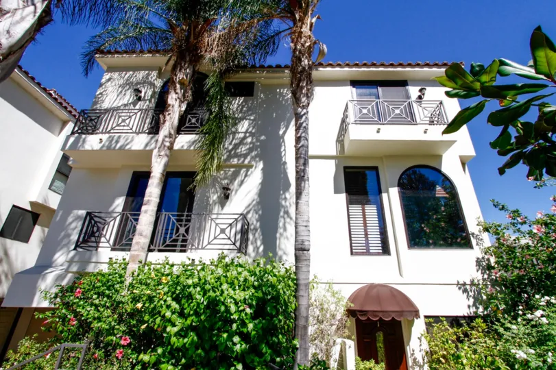 The building at 4328 Gentry Ave in Studio City