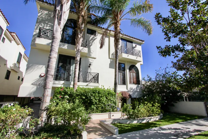 A sunny day at 4332 Gentry in Studio City, California