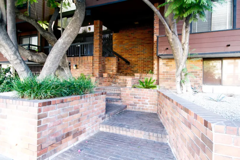 The entrance into 4425 Whitsett Ave