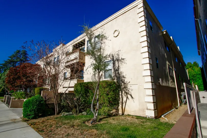 The building at 4466 Coldwater Canyon Ave in Studio City