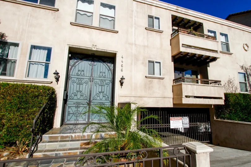 The entrance into 4466 Coldwater Canyon Ave in Studio City