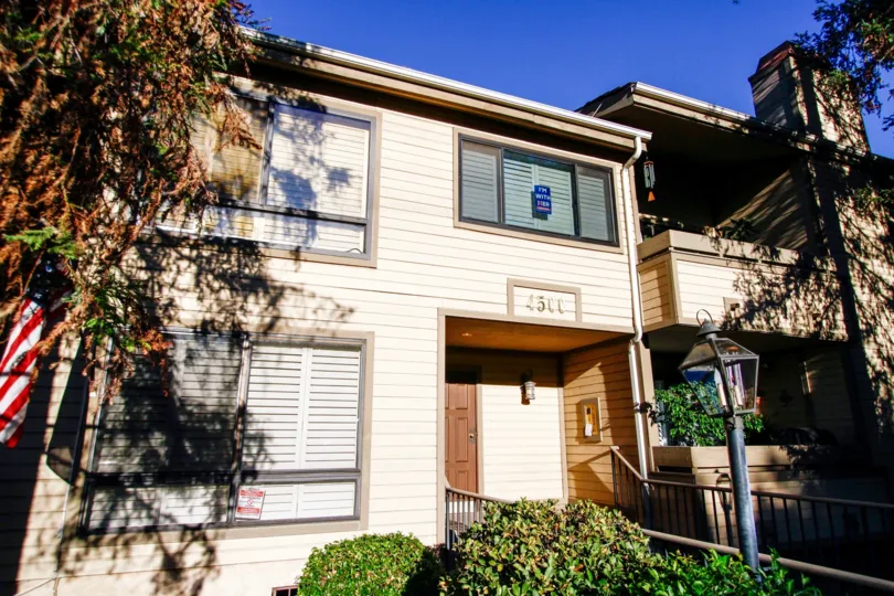The entrance into 4500 Whitsett Ave in Studio City