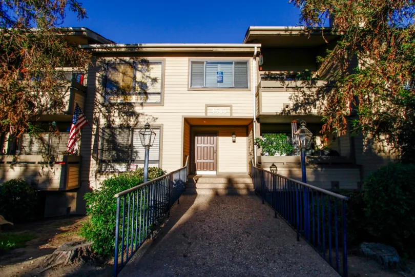 The entryway into 4500 Whitsett Ave