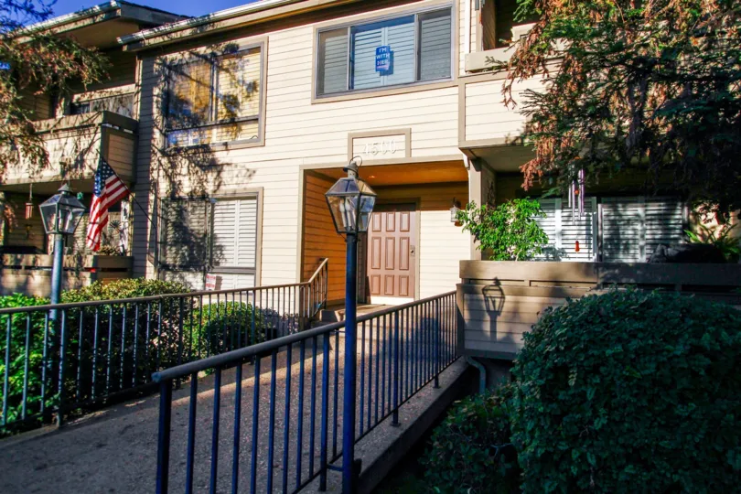 The walkway throughout 4500 Whitsett Ave in Studio City