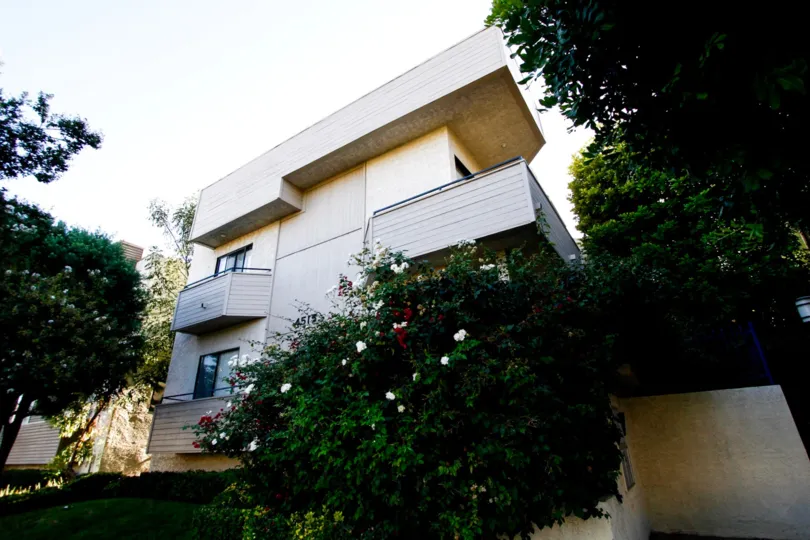 The building at 4515 Coldwater Canyon Ave in Studio City