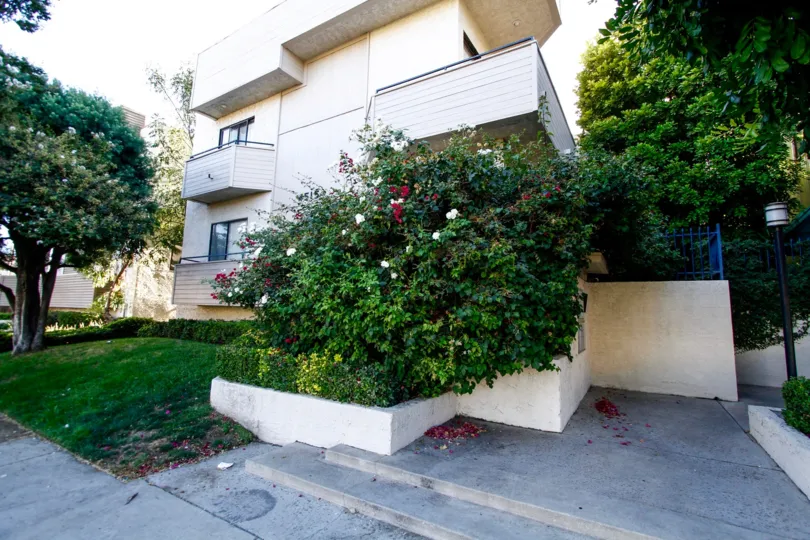 The balconies seen at 4515 Coldwater Canyon Ave