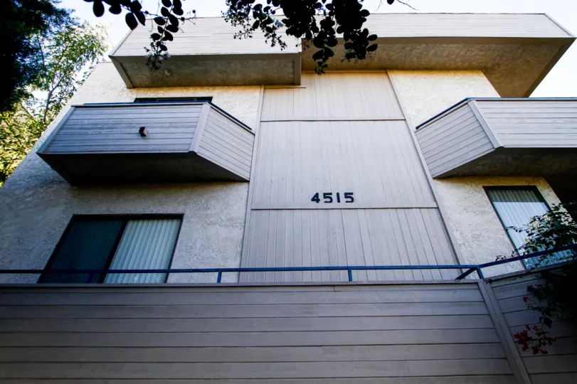 The address written on the buildilng at 4515 Coldwater Canyon Ave in Studio City