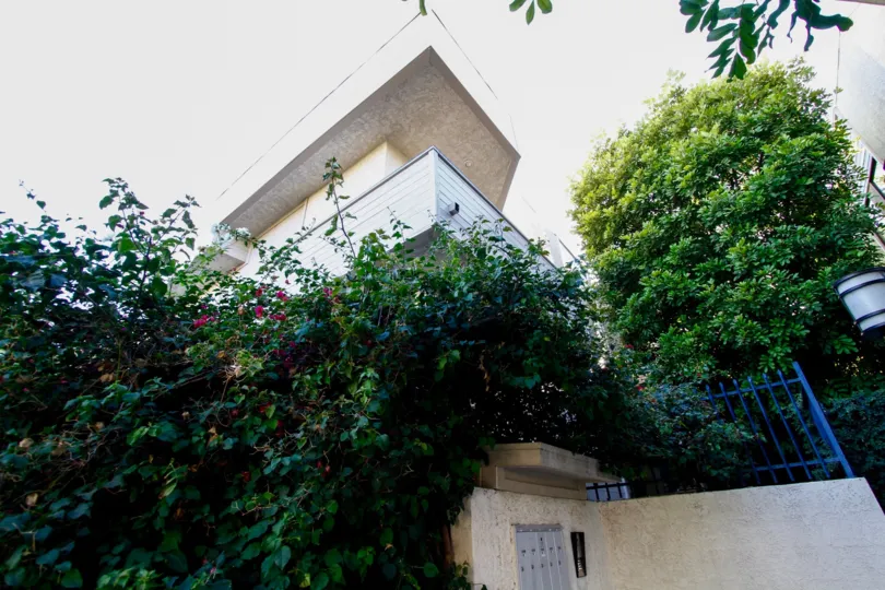 The achitecture at 4515 Coldwater Canyon Ave in Studio City