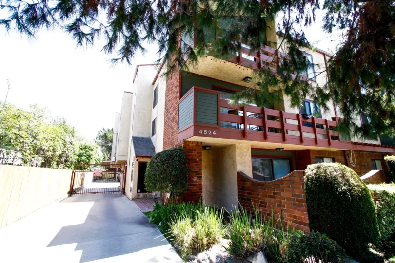 The walkway next to 4524 Tujunga Ave in Studio City