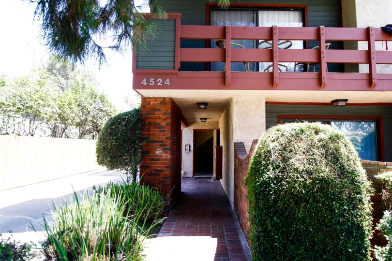 The entrance into 4524 Tujunga Ave