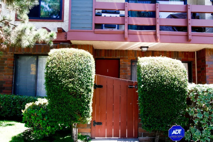 The entryway into 4524 Tujunga Ave in Studio City