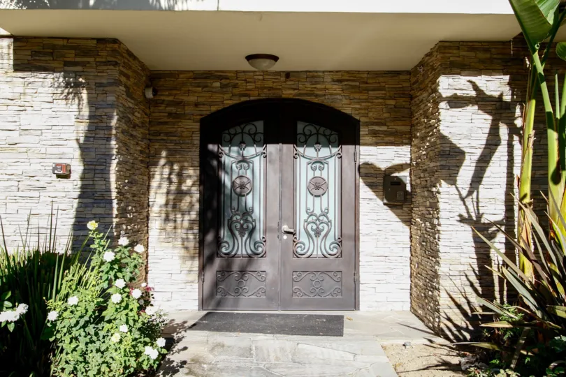 The entrance into 4550 Coldwater Canyon