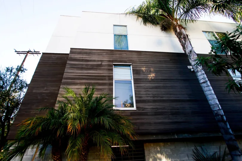 The windows at 4705 Whitsett Ave in Studio City