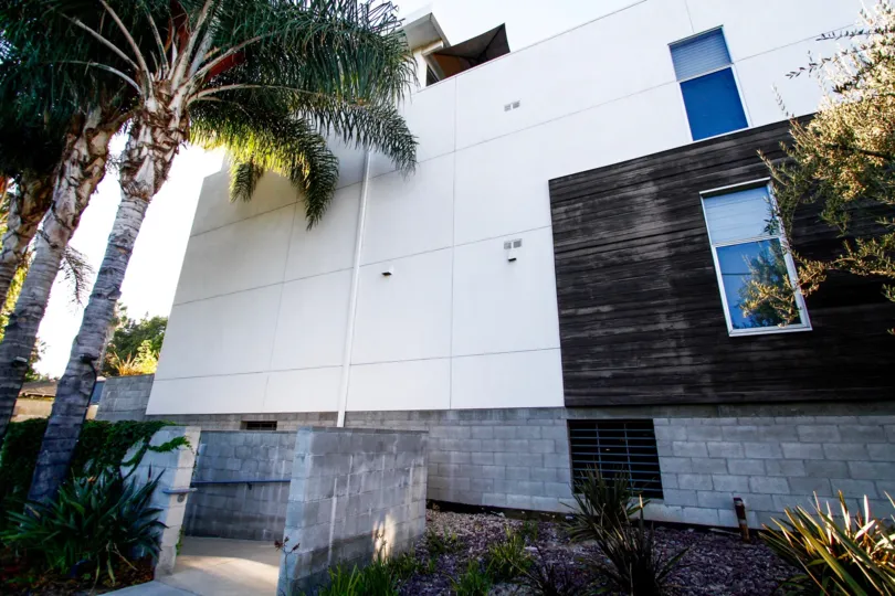 The building at 4705 Whitsett Ave