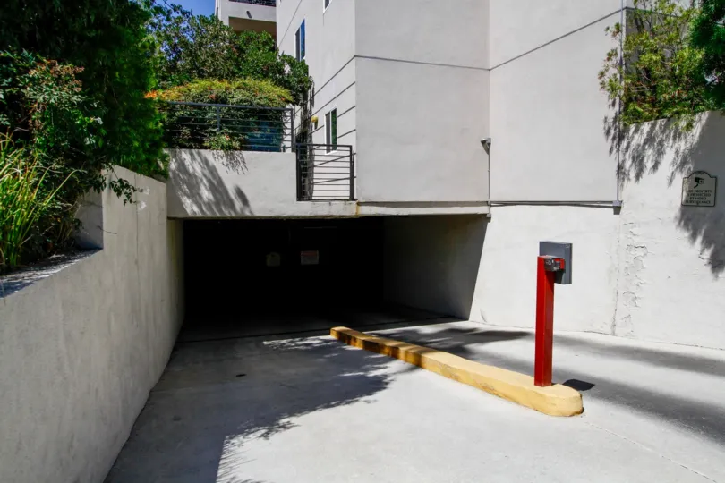 The parking in Acama Villas in Studio City