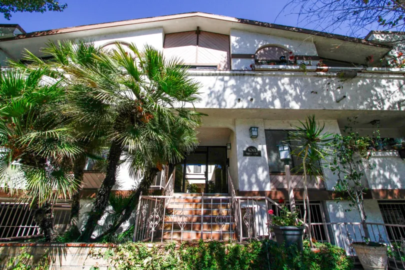 The entrance into Chateau Laurel in Studio City