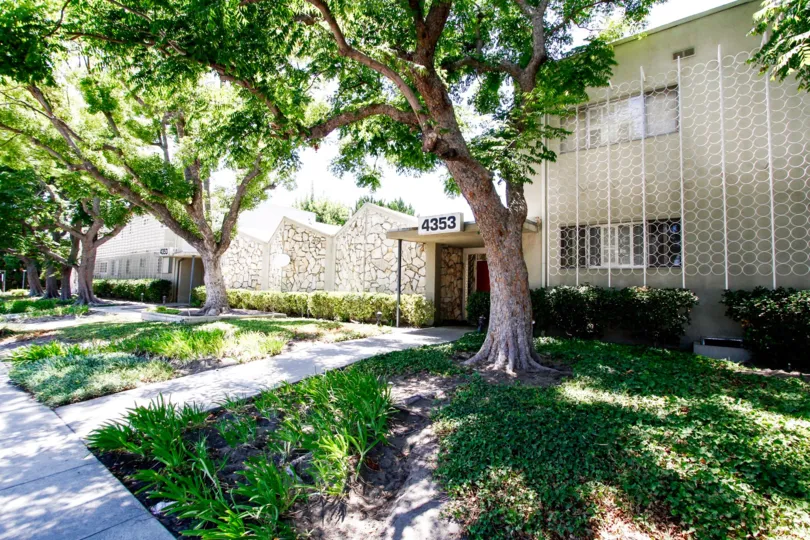 The etnryway into the Colfax Ardmore in Studio City