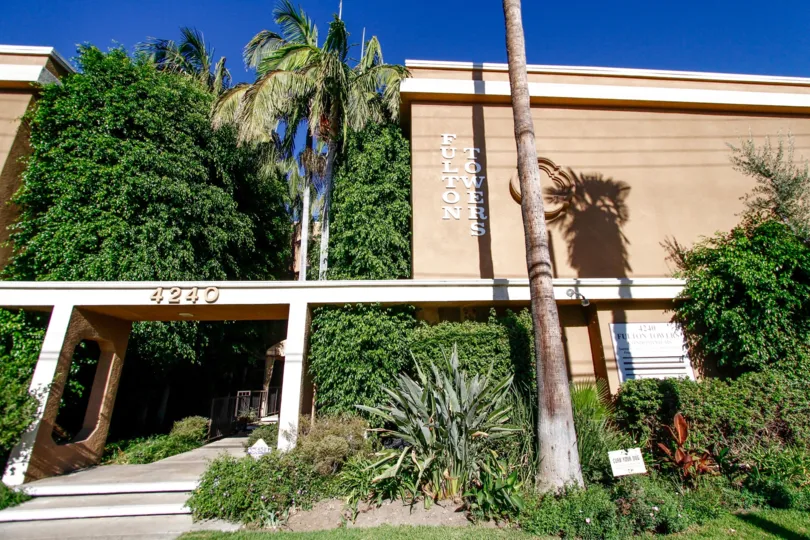 The entryway into Fulton Towers