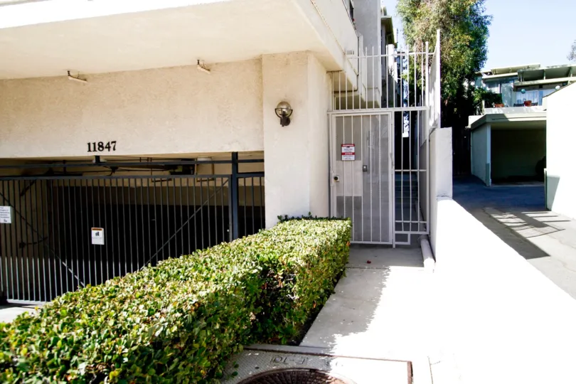 The side entrance into Laurelwood Condos in Studio City