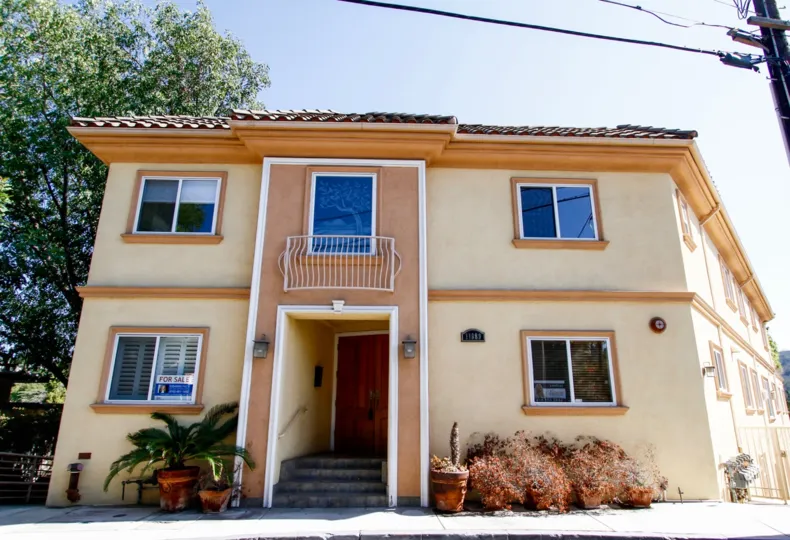 The entrance into Laurelwood Terrace in Studio City