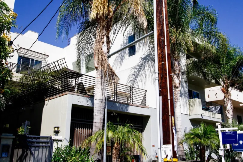 The patio on the top of the building of Laurelwood Villas