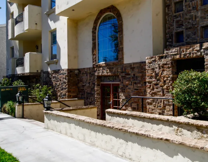 The entrance into Moorpark Villas in Studio City
