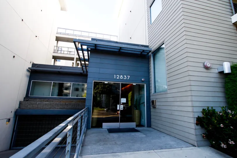 The entrance into Studio 837