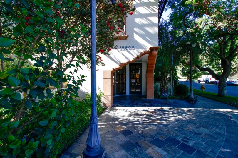 The entryway up to Tamara Condominiums
