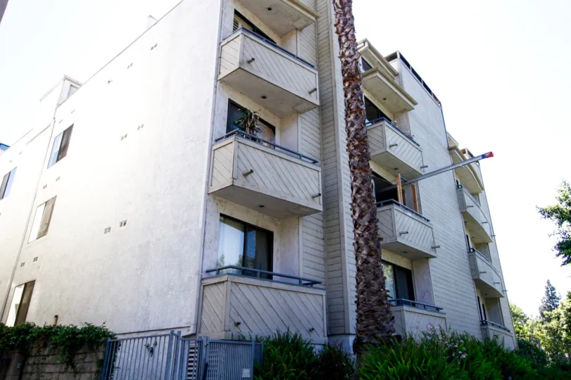 The architecture of the Valley View Plaza building in Studio City