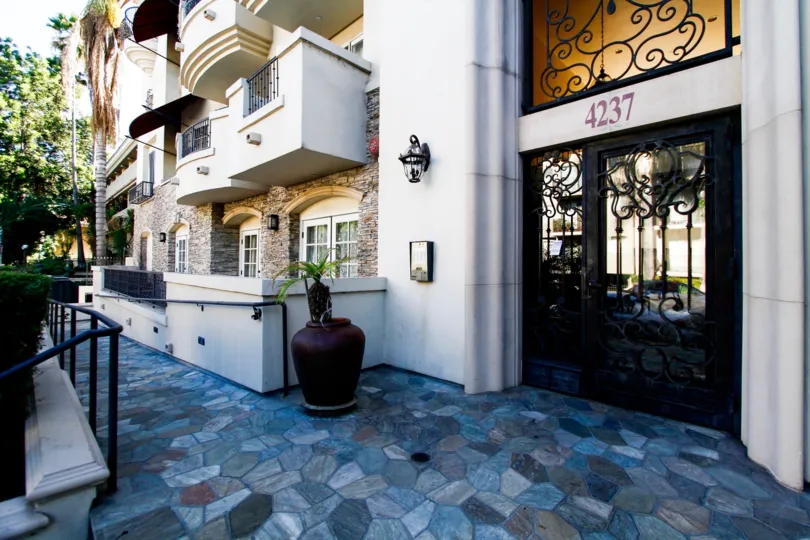 The décor seen around the entrance into the Villa Cortina