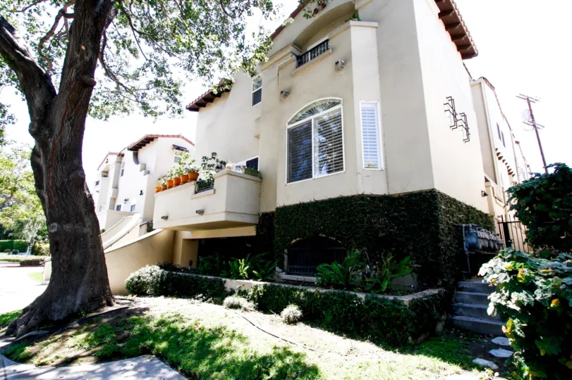 The Villas at Colfax building in Studio City
