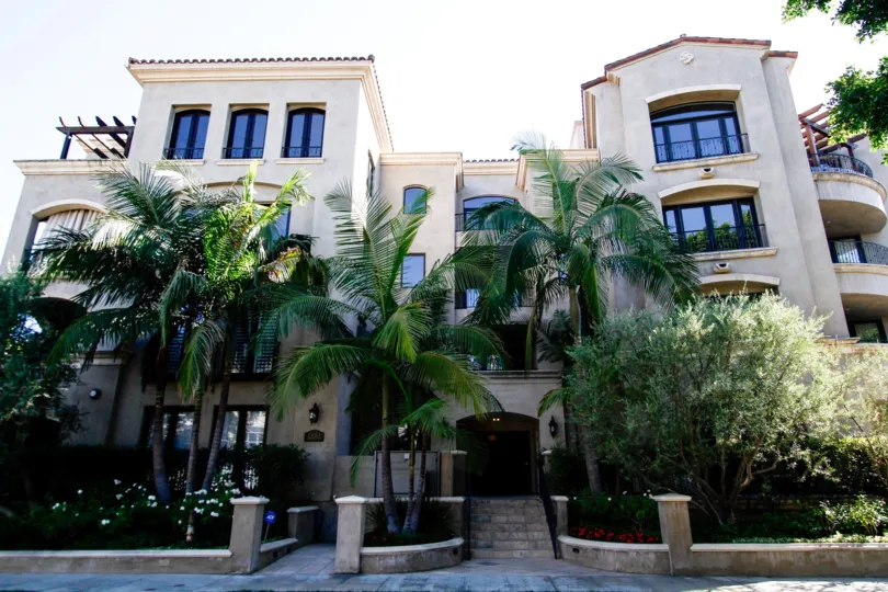 The entrance into Vita Bella in Studio City
