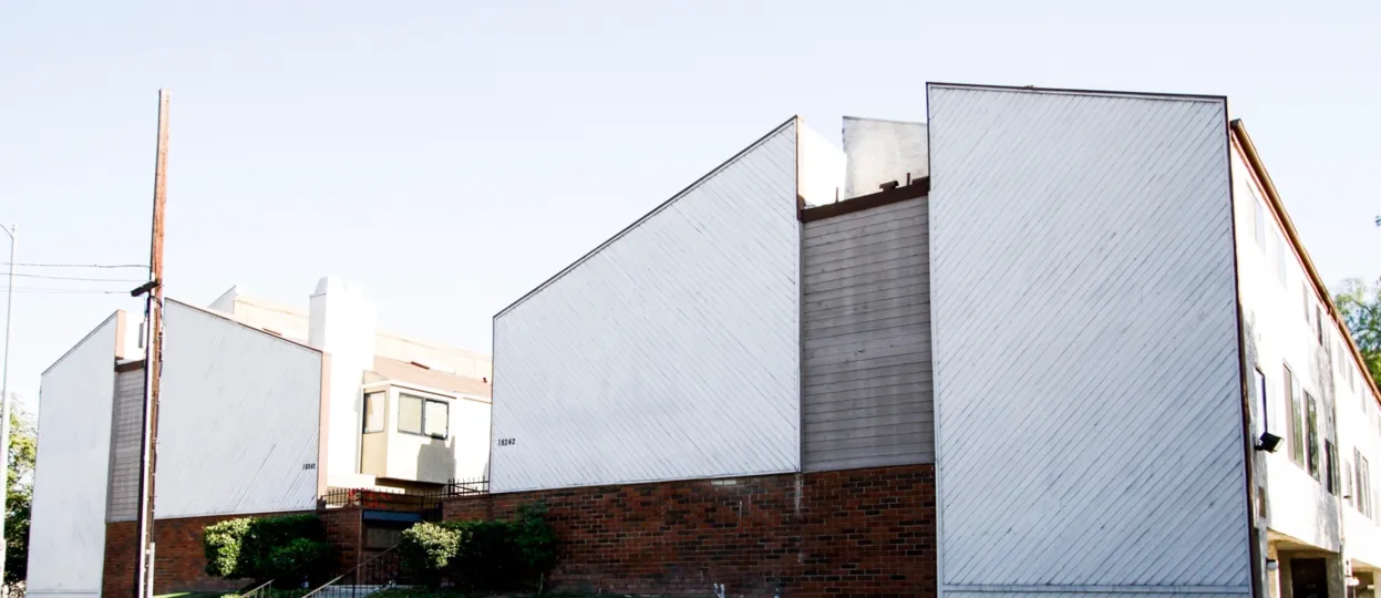The Burbank Townhomes building in CA California