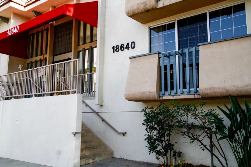 The address at the entrance into Collins Court