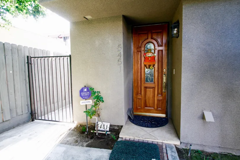 The entrance into Lindley Gardens in CA California