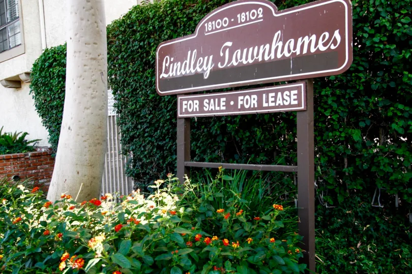 The welcoming sign into Lindley Townhomes