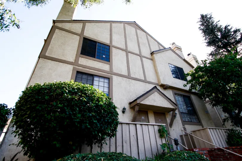 The Lindley Townhomes building in CA California