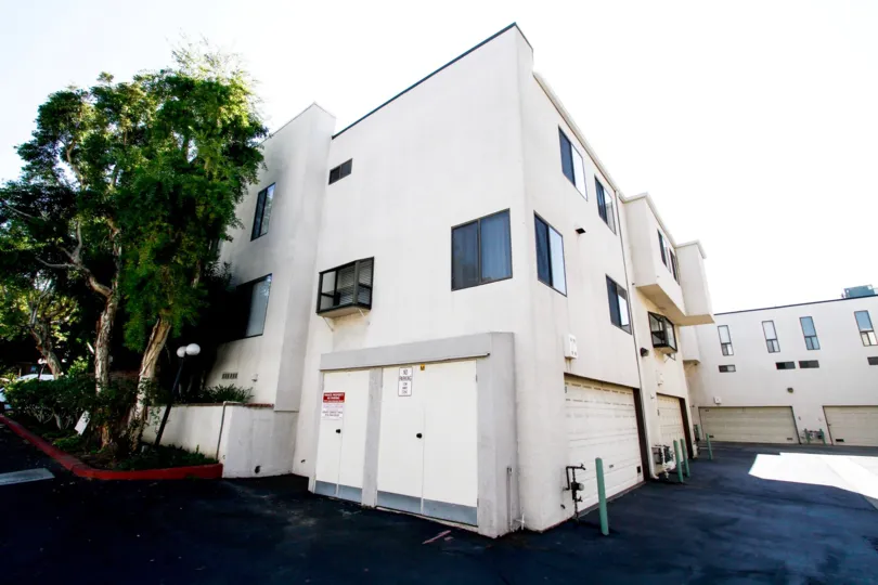 The building in Tarzana Court