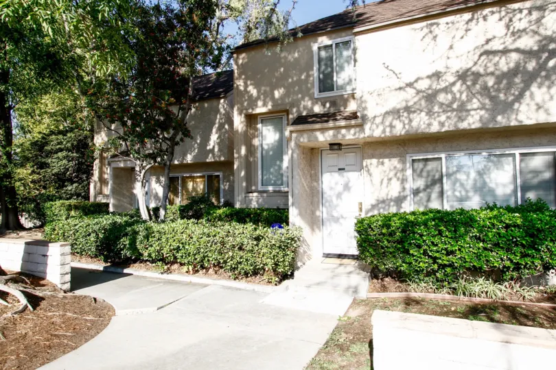 The sidewalk up to units in Tarzana Oaks